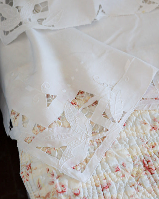 Lenzuolo matrimoniale in lino con ricamo a intaglio e monogramma VS, fine '800, con due copricuscini – Set di tre pezzi
