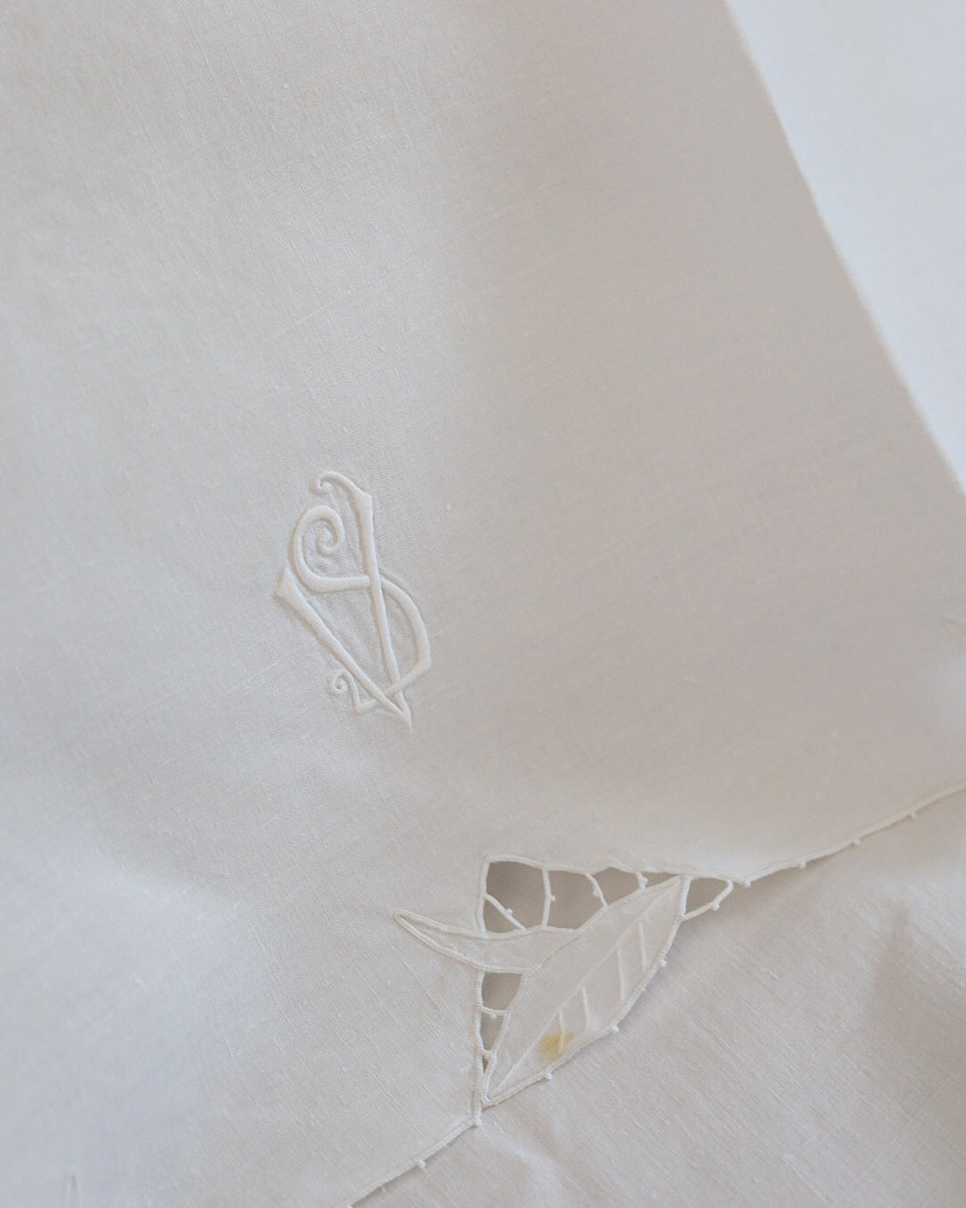 Lenzuolo matrimoniale in lino con ricamo a intaglio e monogramma VS, fine '800, con due copricuscini – Set di tre pezzi