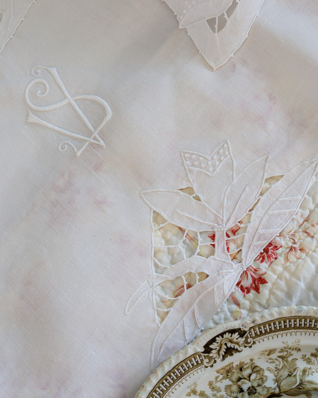Lenzuolo matrimoniale in lino con ricamo a intaglio e monogramma VS, fine '800, con due copricuscini – Set di tre pezzi