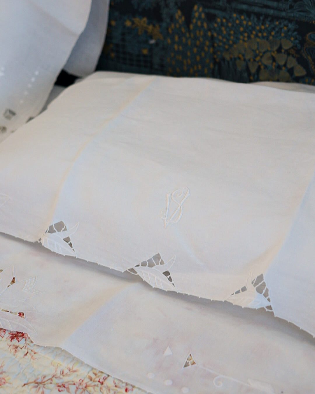 Lenzuolo matrimoniale in lino con ricamo a intaglio e monogramma VS, fine '800, con due copricuscini – Set di tre pezzi