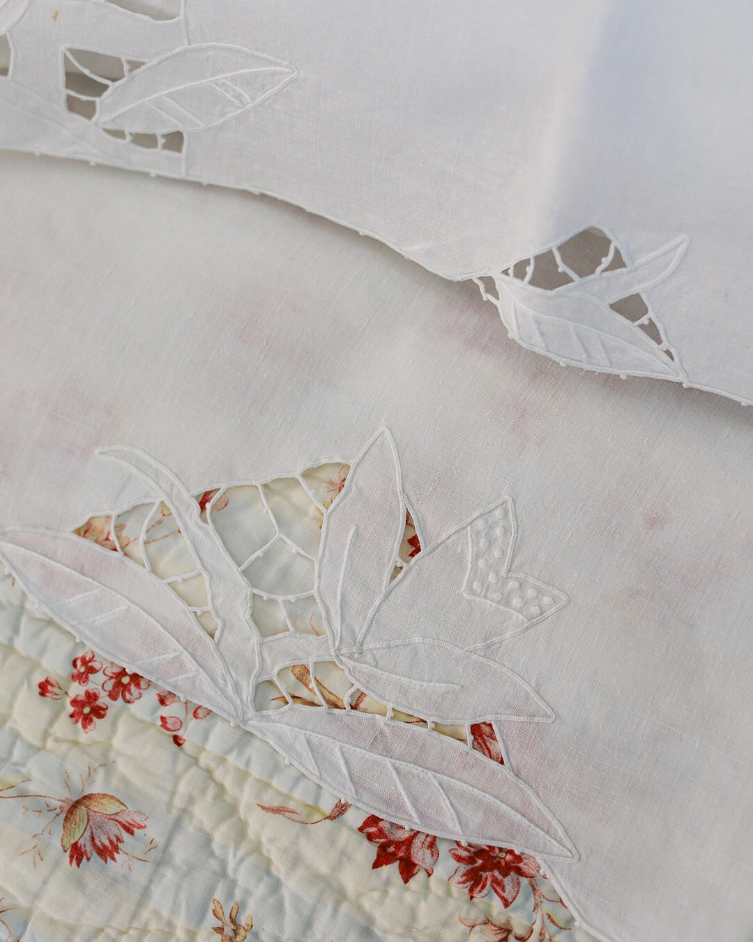 Lenzuolo matrimoniale in lino con ricamo a intaglio e monogramma VS, fine '800, con due copricuscini – Set di tre pezzi