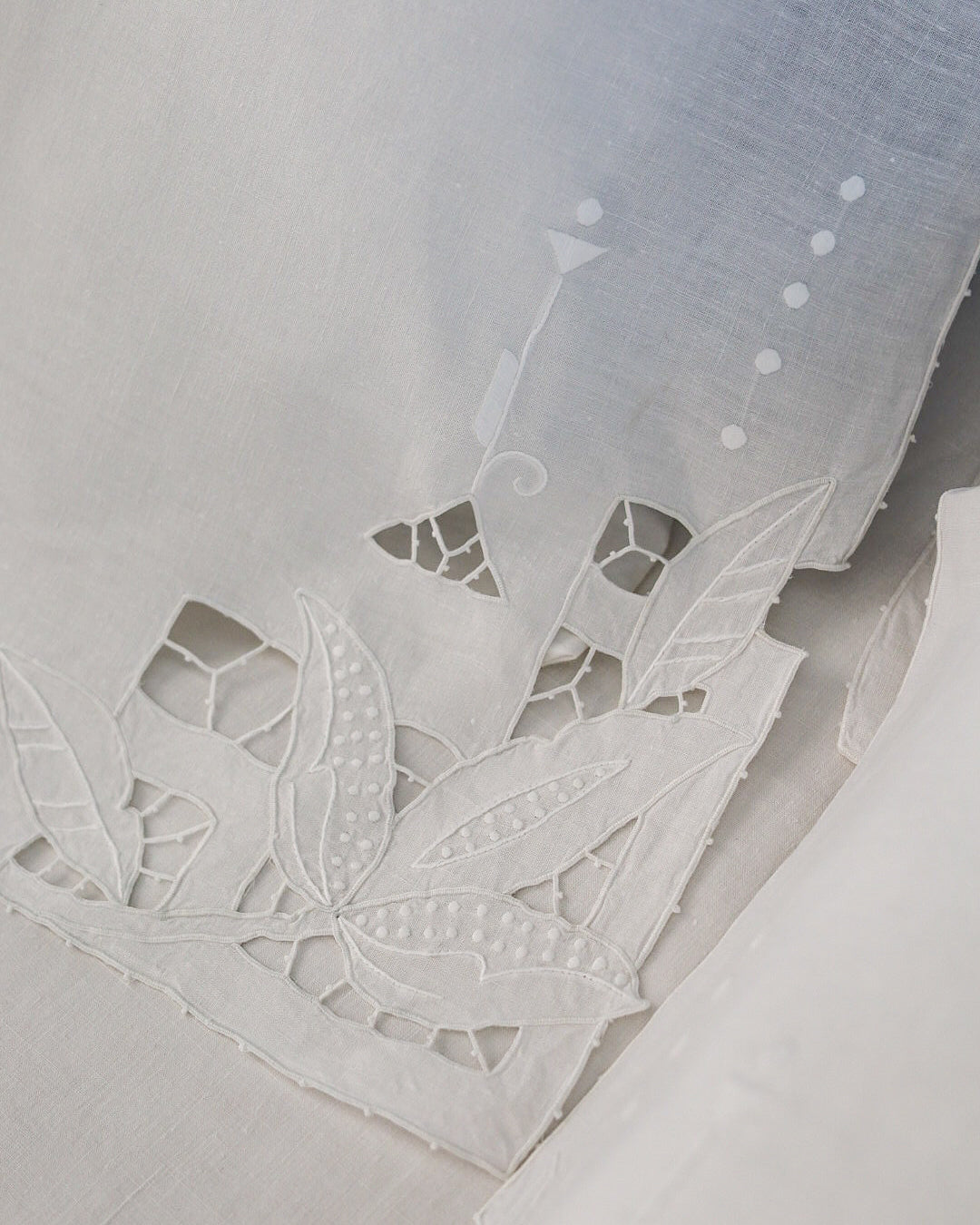 Lenzuolo matrimoniale in lino con ricamo a intaglio e monogramma VS, fine '800, con due copricuscini – Set di tre pezzi