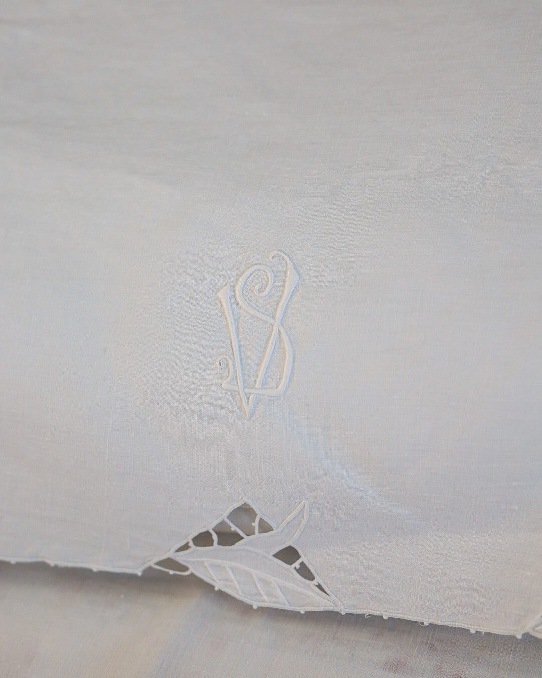 Lenzuolo matrimoniale in lino con ricamo a intaglio e monogramma VS, fine '800, con due copricuscini – Set di tre pezzi