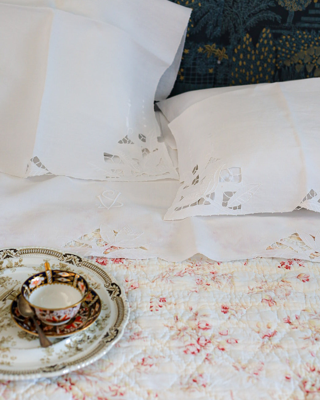 Lenzuolo matrimoniale in lino con ricamo a intaglio e monogramma VS, fine '800, con due copricuscini – Set di tre pezzi
