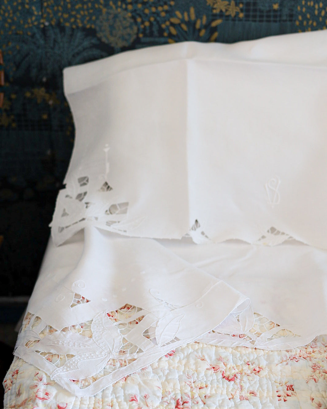 Lenzuolo matrimoniale in lino con ricamo a intaglio e monogramma VS, fine '800, con due copricuscini – Set di tre pezzi