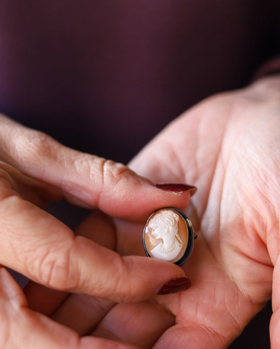 Piccolo cammeo spilla e ciondolo con figura di donna