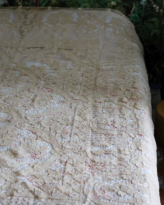 Copriletto in pizzo di Burano ad ago con cordonetto, colore avorio — cm 200×240