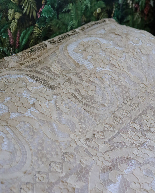 Copriletto in pizzo di Burano ad ago con cordonetto, colore avorio — cm 200×240