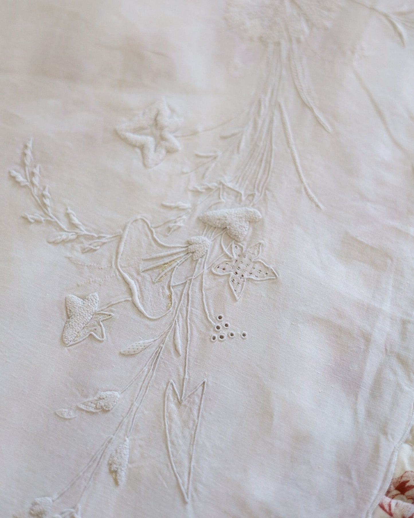 Lenzuolo matrimoniale con due federe — lino-cotone, ricamo bianco su bianco con accenti in filo giallo, Italia prima metà del '900 — cm 242×270, federe cm 80×46