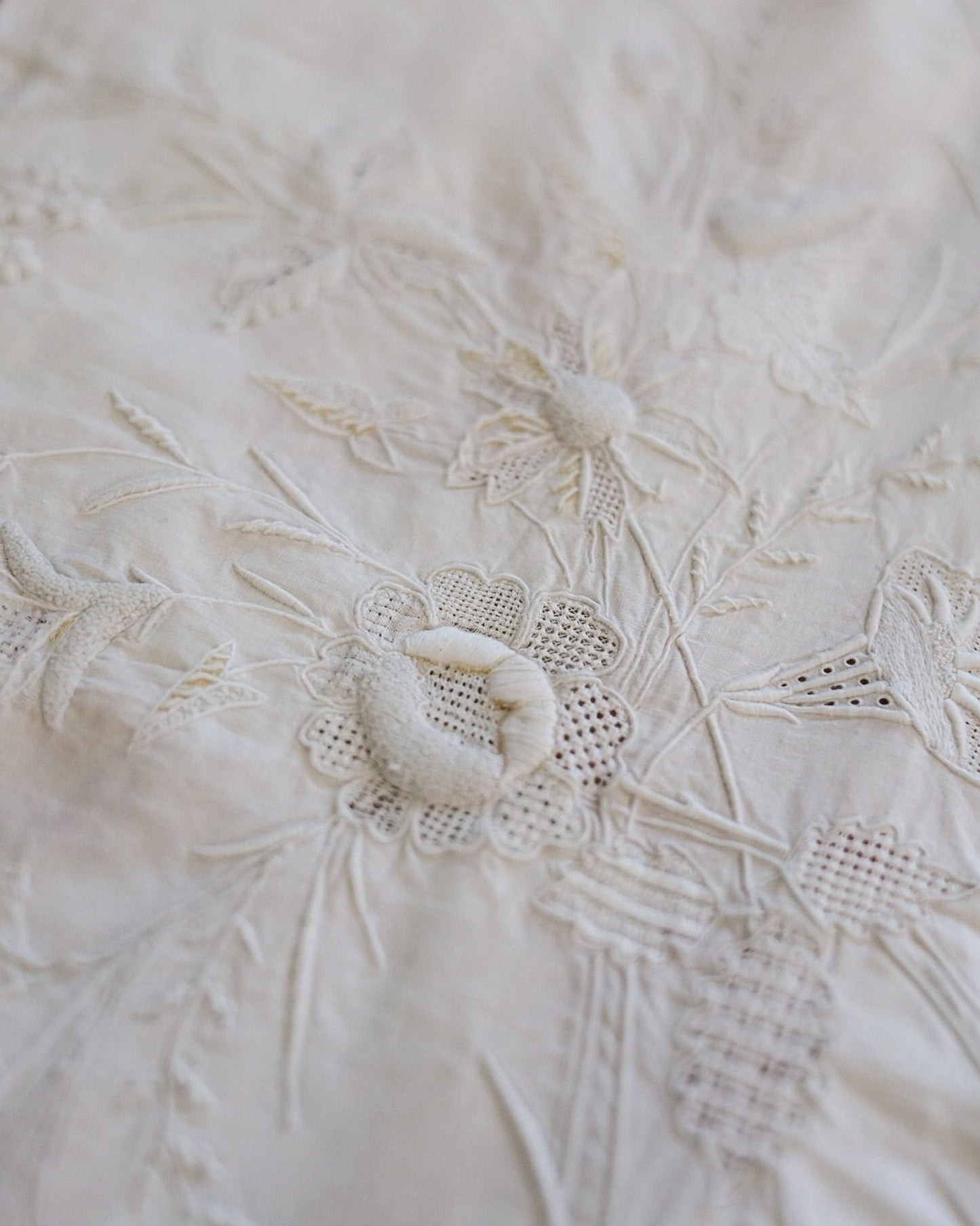 Lenzuolo matrimoniale con due federe — lino-cotone, ricamo bianco su bianco con accenti in filo giallo, Italia prima metà del '900 — cm 242×270, federe cm 80×46