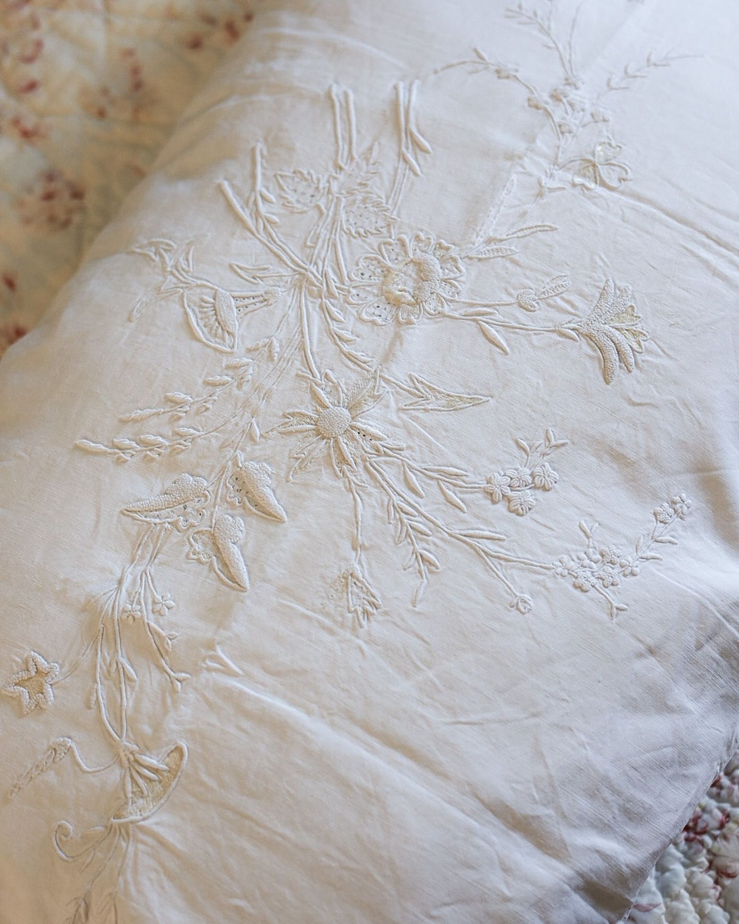 Lenzuolo matrimoniale con due federe — lino-cotone, ricamo bianco su bianco con accenti in filo giallo, Italia prima metà del '900 — cm 242×270, federe cm 80×46