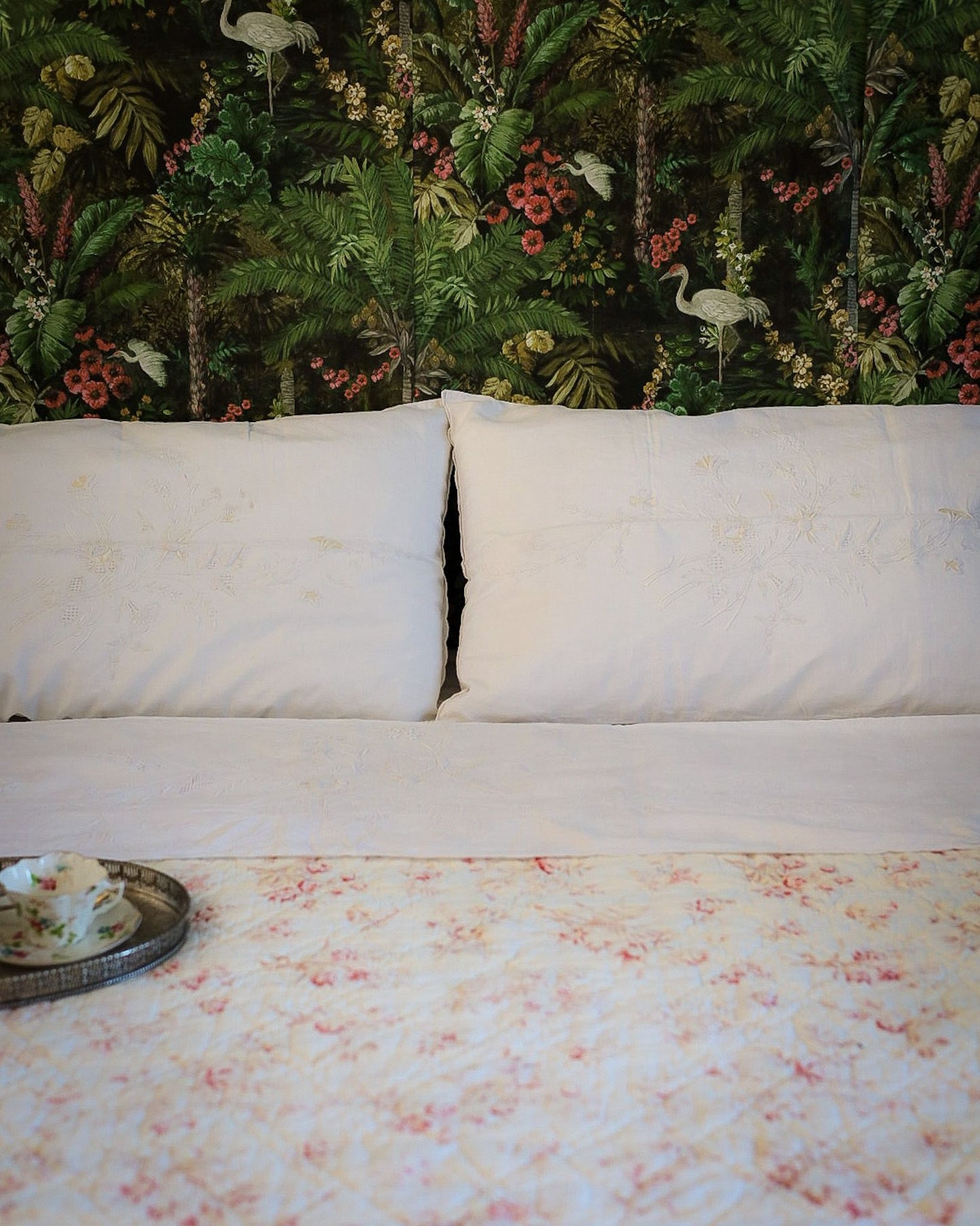 Lenzuolo matrimoniale con due federe — lino-cotone, ricamo bianco su bianco con accenti in filo giallo, Italia prima metà del '900 — cm 242×270, federe cm 80×46