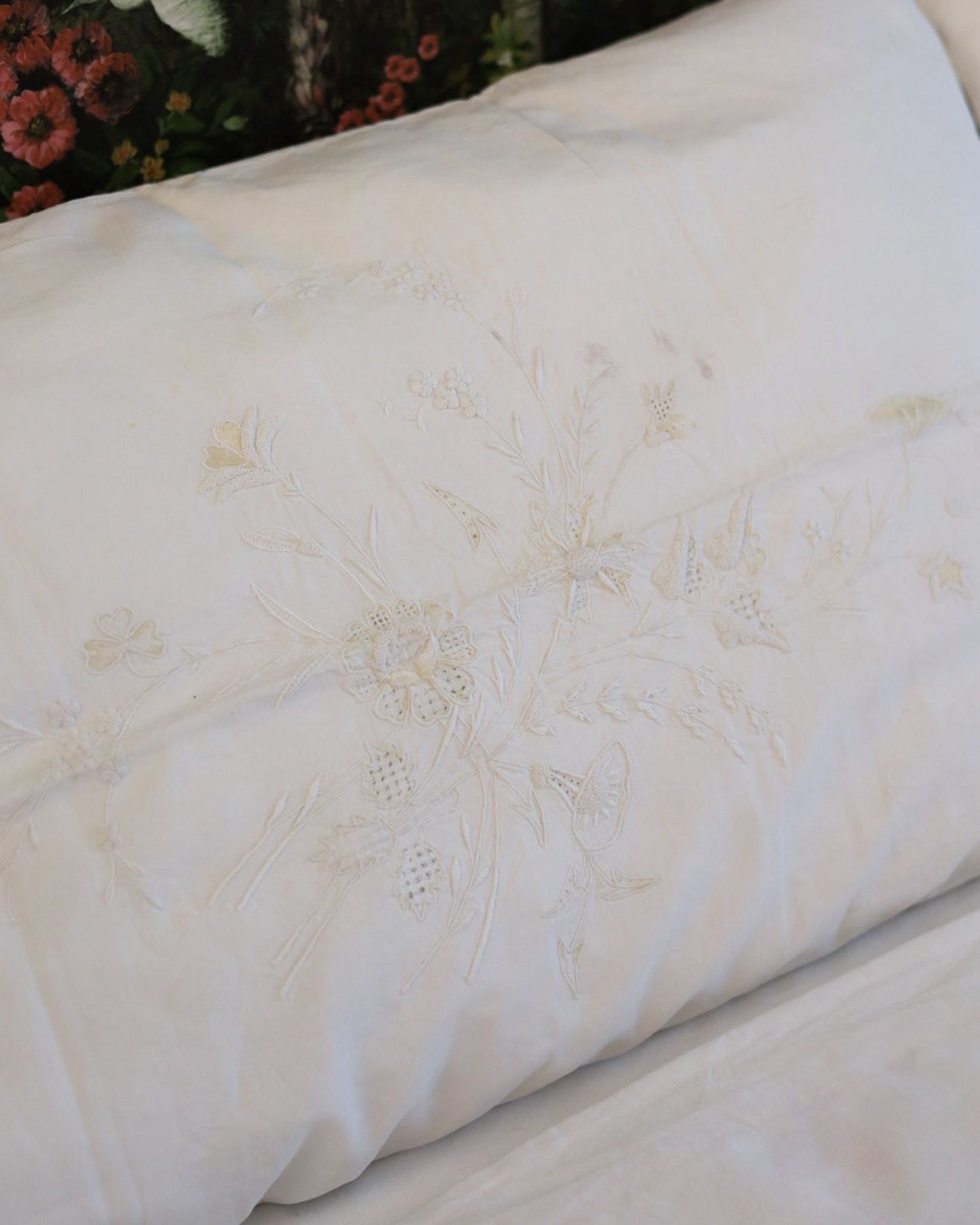 Lenzuolo matrimoniale con due federe — lino-cotone, ricamo bianco su bianco con accenti in filo giallo, Italia prima metà del '900 — cm 242×270, federe cm 80×46