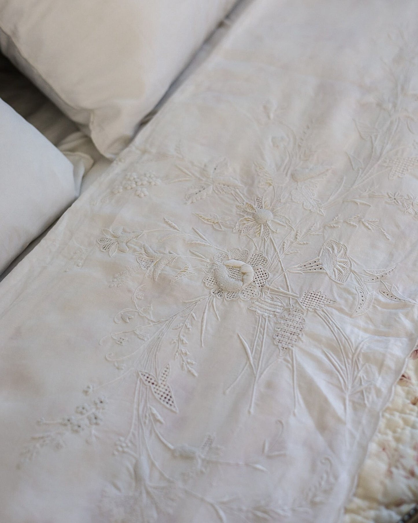 Lenzuolo matrimoniale con due federe — lino-cotone, ricamo bianco su bianco con accenti in filo giallo, Italia prima metà del '900 — cm 242×270, federe cm 80×46