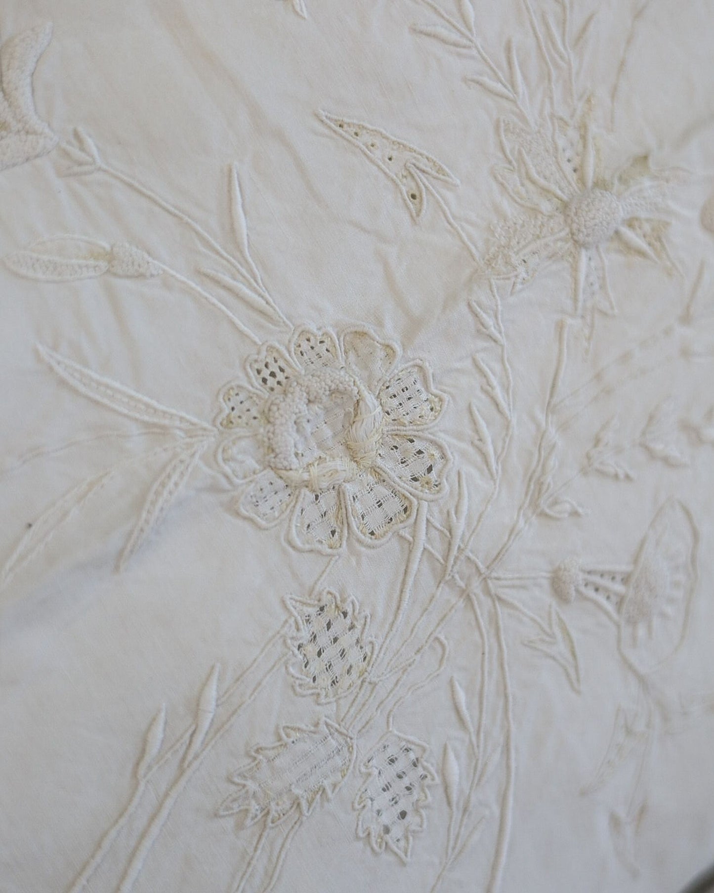 Lenzuolo matrimoniale con due federe — lino-cotone, ricamo bianco su bianco con accenti in filo giallo, Italia prima metà del '900 — cm 242×270, federe cm 80×46