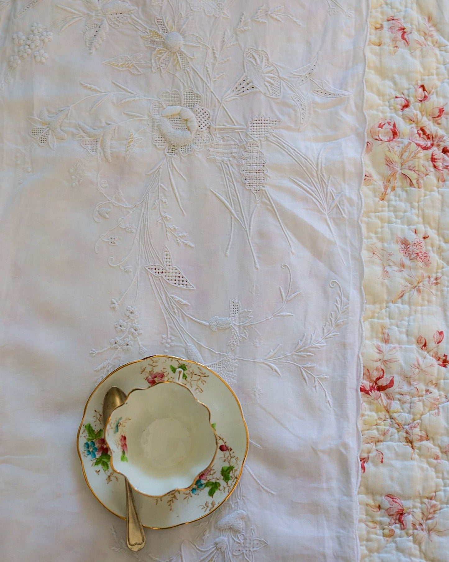 Lenzuolo matrimoniale con due federe — lino-cotone, ricamo bianco su bianco con accenti in filo giallo, Italia prima metà del '900 — cm 242×270, federe cm 80×46