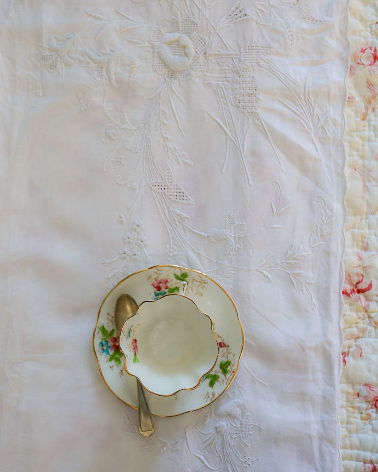 Lenzuolo matrimoniale con due federe — lino-cotone, ricamo bianco su bianco con accenti in filo giallo, Italia prima metà del '900 — cm 242×270, federe cm 80×46