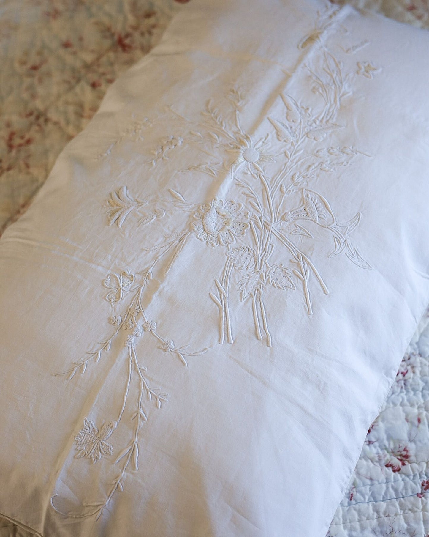 Lenzuolo matrimoniale con due federe — lino-cotone, ricamo bianco su bianco con accenti in filo giallo, Italia prima metà del '900 — cm 242×270, federe cm 80×46