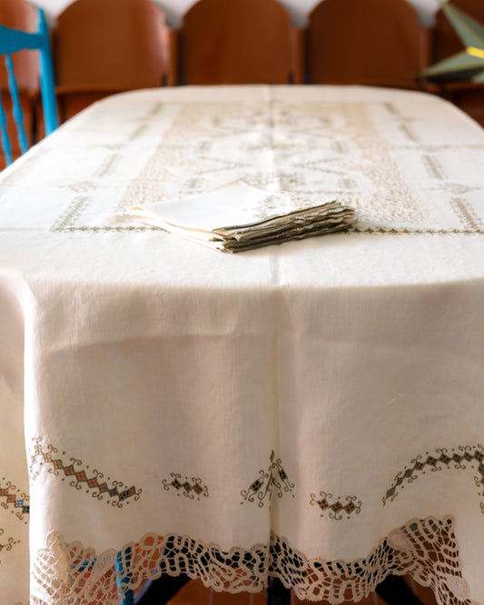 Tovaglia in lino avorio con pizzo a tombolo e ricamo punto antico