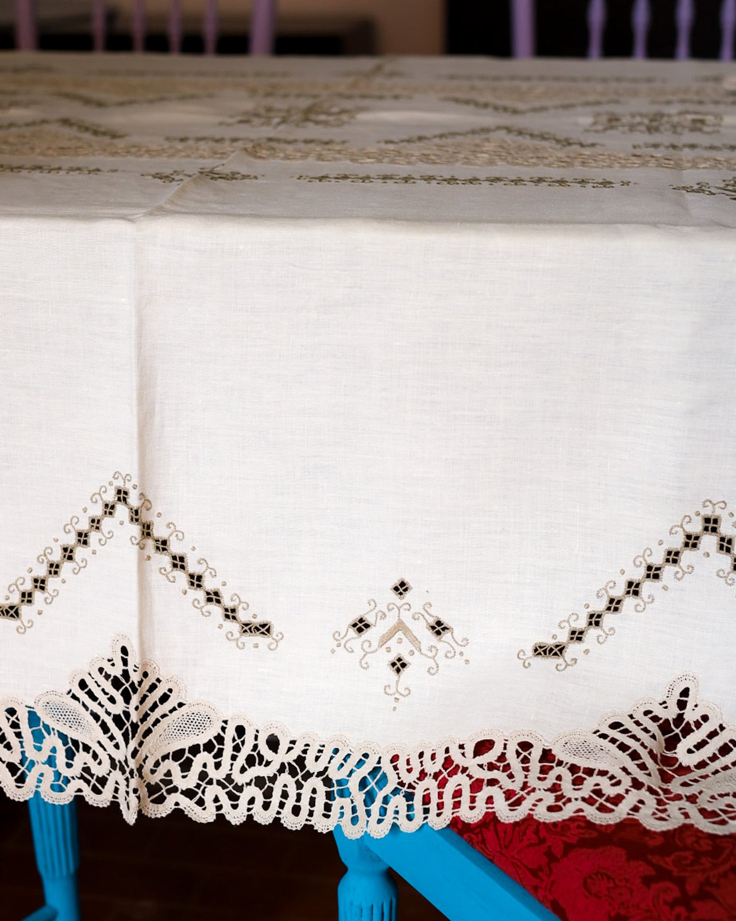 Tovaglia in lino avorio con pizzo a tombolo e ricamo punto antico