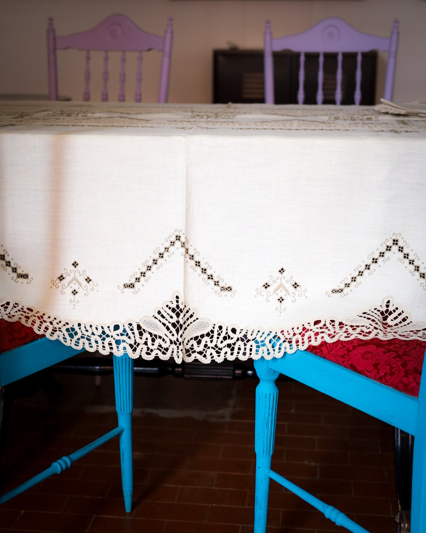 Tovaglia in lino avorio con pizzo a tombolo e ricamo punto antico