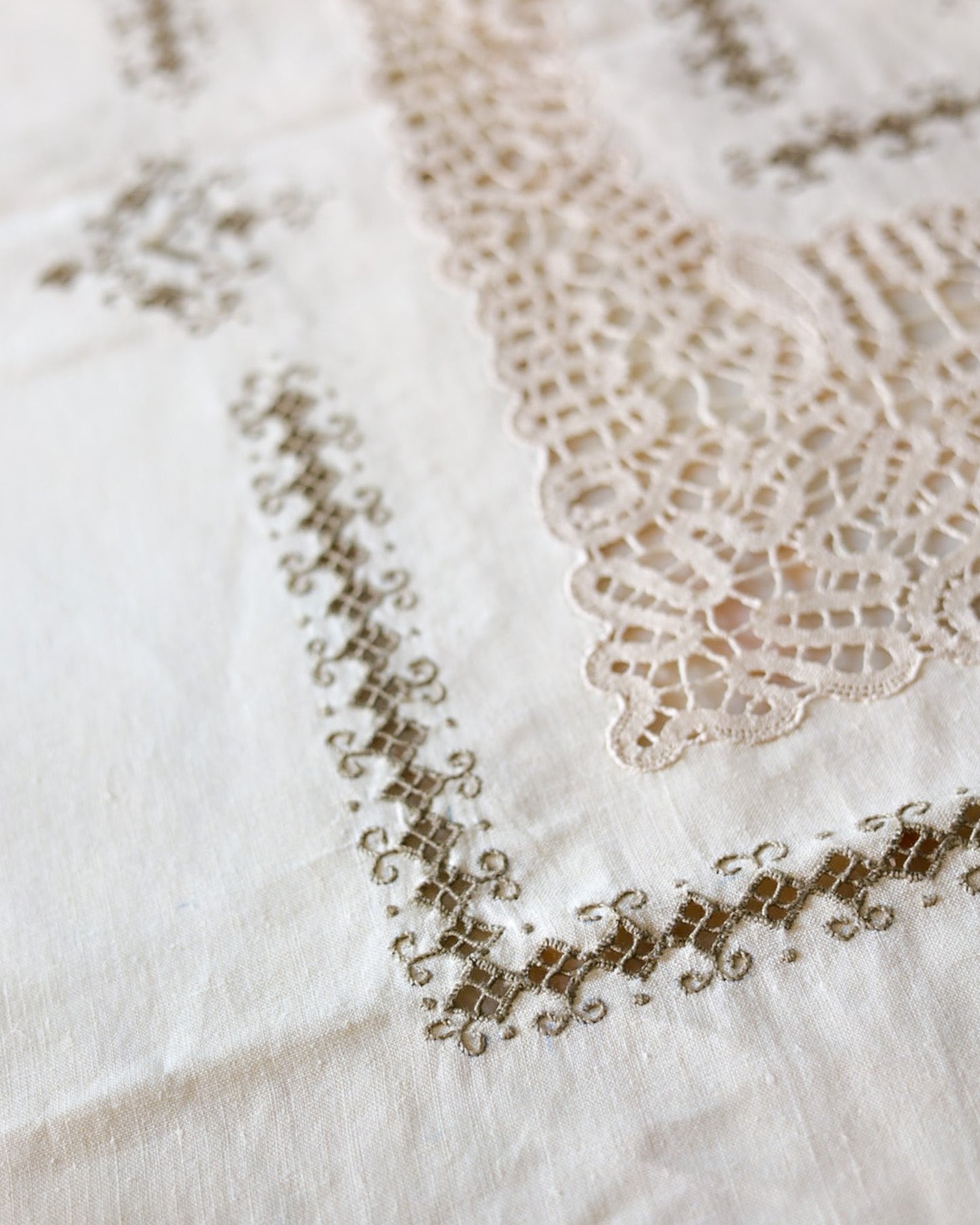 Tovaglia in lino avorio con pizzo a tombolo e ricamo punto antico