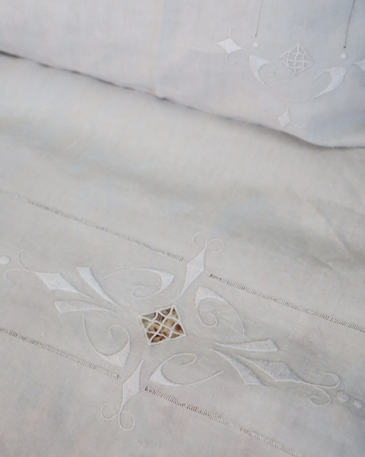 Lenzuolo Matrimoniale in Puro Lino con Ricamo a Punto Antico e Punto Aria, Primi del Novecento