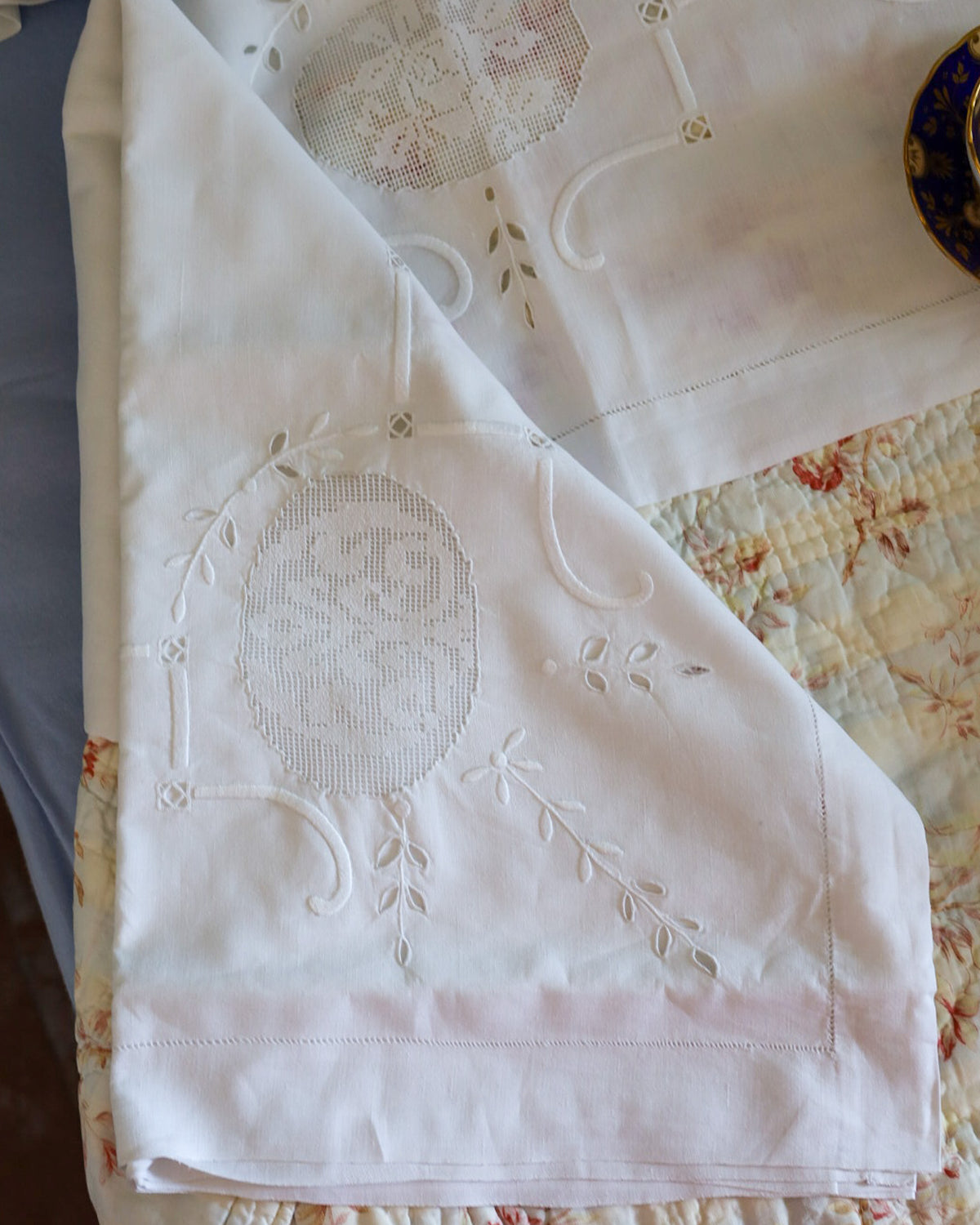 Set Lenzuola in Misto Lino-Cotone con Ricamo a Sfilato, Intaglio e Punto Pieno, Primi Anni del Novecento