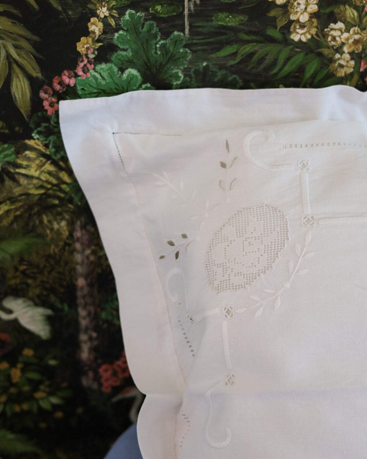 Set Lenzuola in Misto Lino-Cotone con Ricamo a Sfilato, Intaglio e Punto Pieno, Primi Anni del Novecento