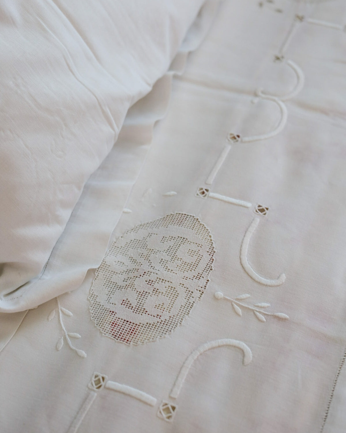 Set Lenzuola in Misto Lino-Cotone con Ricamo a Sfilato, Intaglio e Punto Pieno, Primi Anni del Novecento