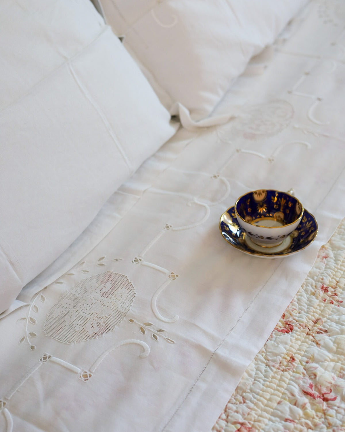Set Lenzuola in Misto Lino-Cotone con Ricamo a Sfilato, Intaglio e Punto Pieno, Primi Anni del Novecento