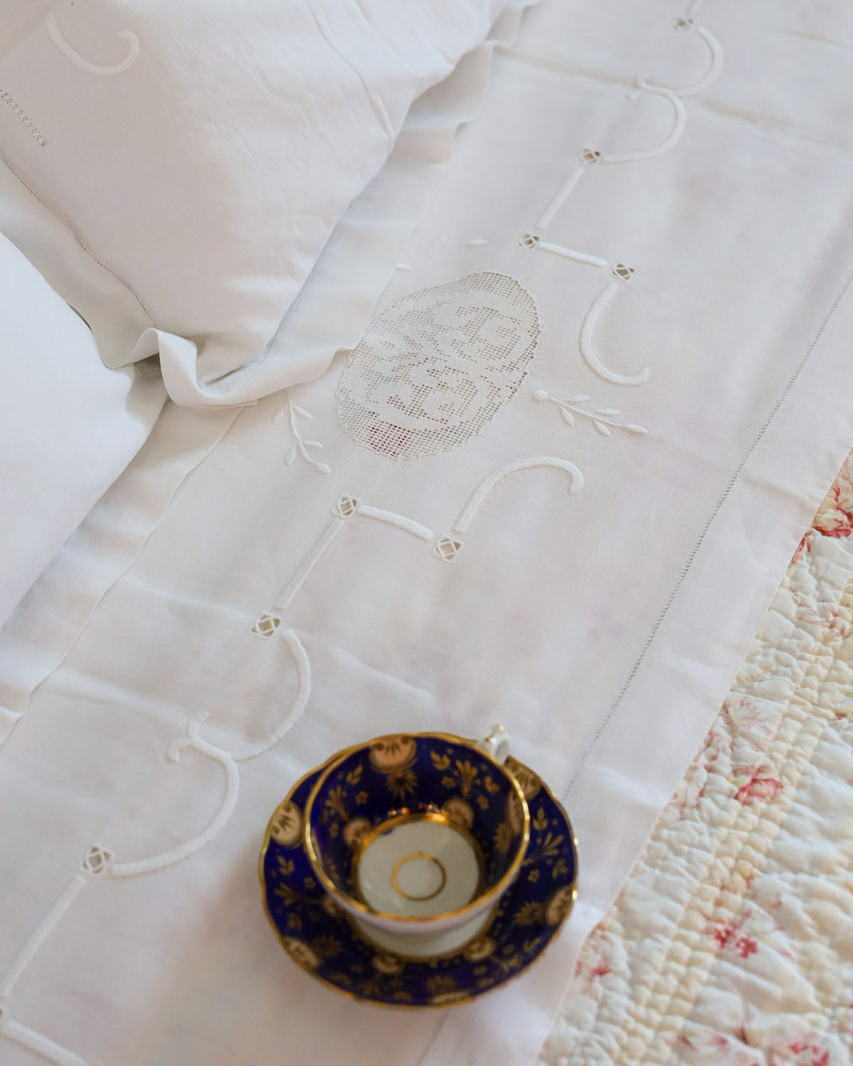 Set Lenzuola in Misto Lino-Cotone con Ricamo a Sfilato, Intaglio e Punto Pieno, Primi Anni del Novecento