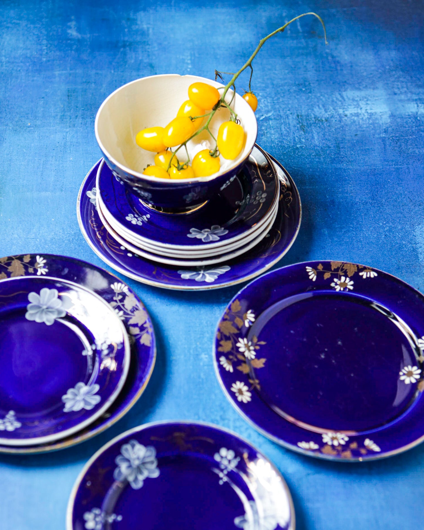 Servizio da dolce Serraguemin blu con fiori bianchi dipinti