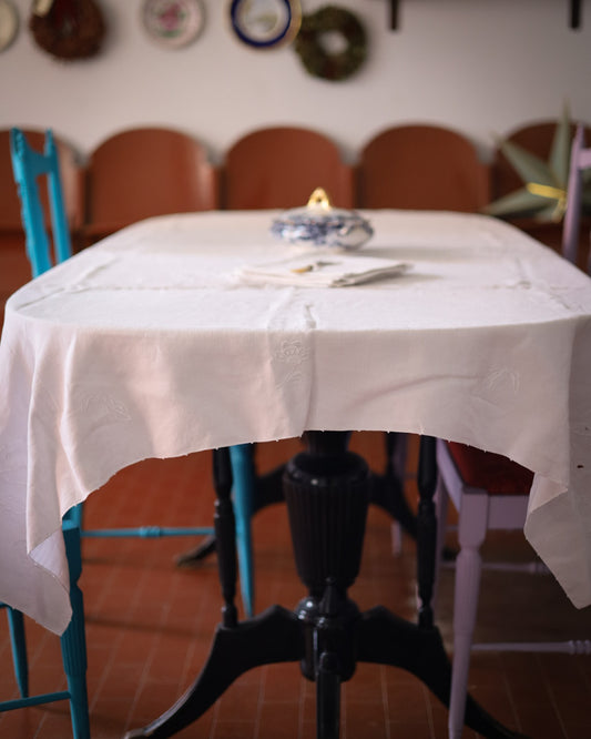 Tovaglia in in lino francese con 8 tovaglioli ricamata a mano fiori punto erba