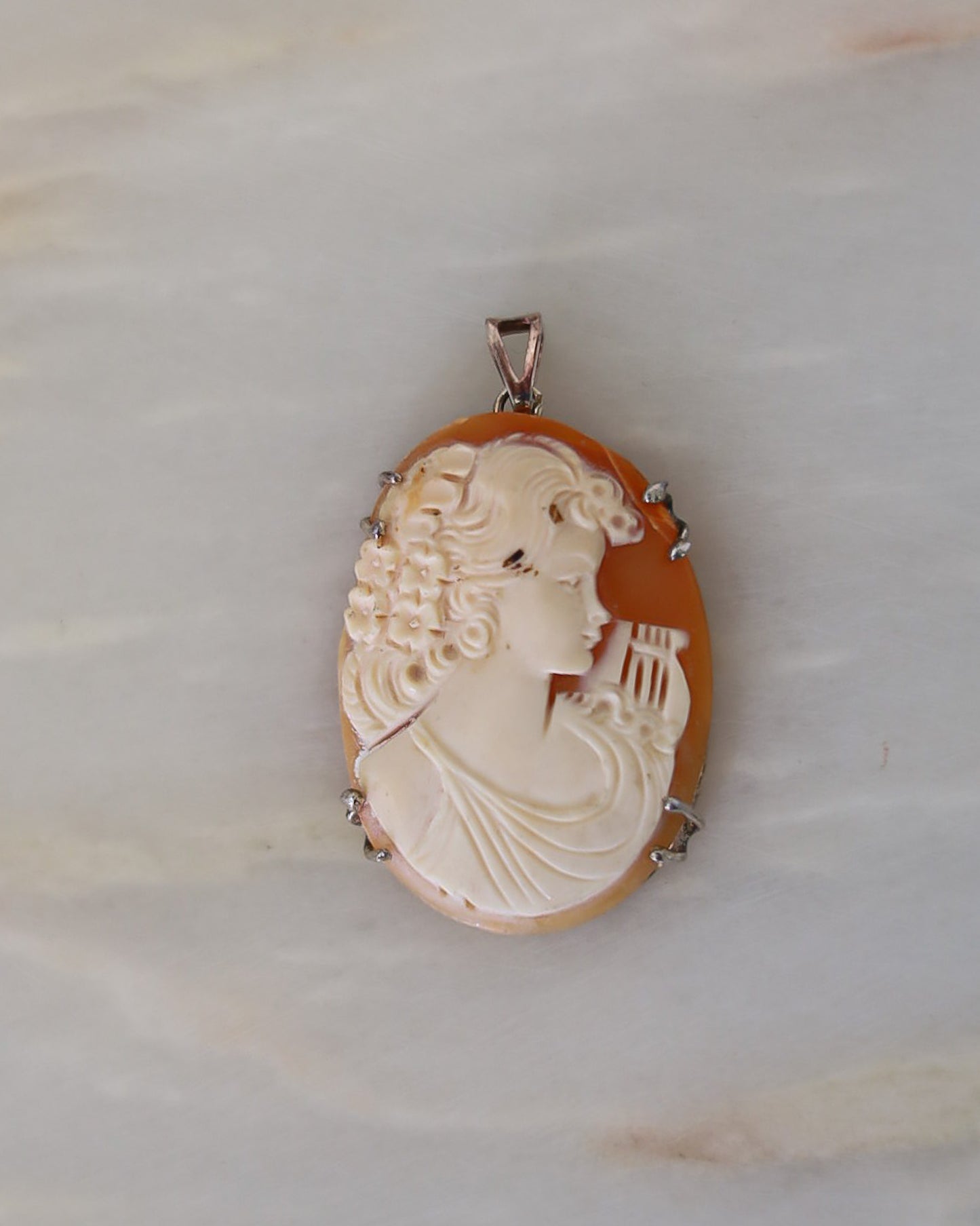 Cammeo in Conchiglia Scolpita a Mano — Montatura in Argento — Anni '30-'50