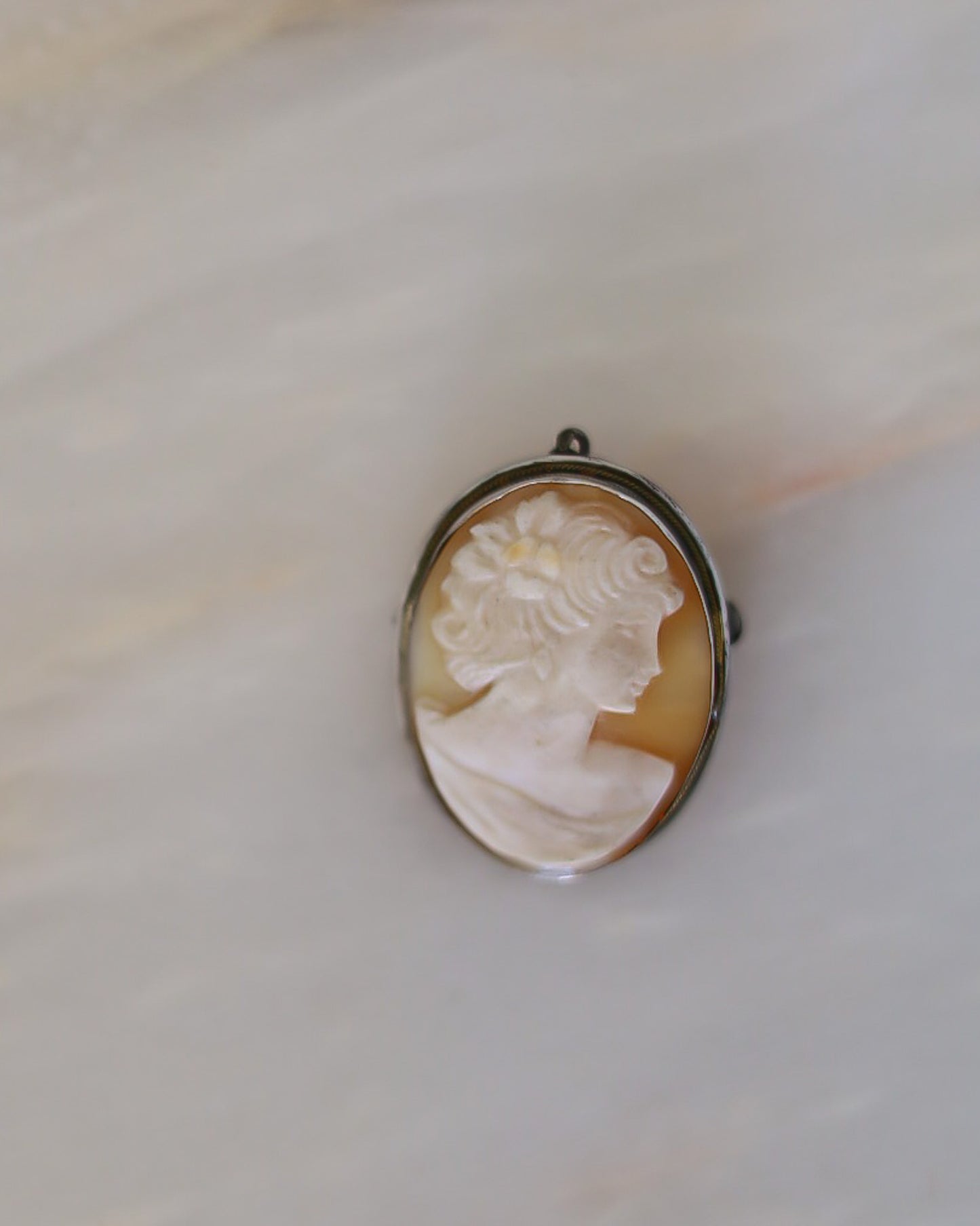 Cammeo in Conchiglia Scolpita a Mano — Montatura in Argento — Anni '30-'50