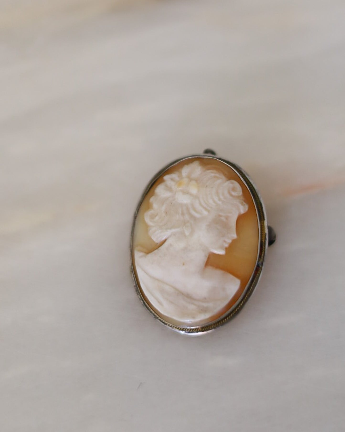 Cammeo in Conchiglia Scolpita a Mano — Montatura in Argento — Anni '30-'50