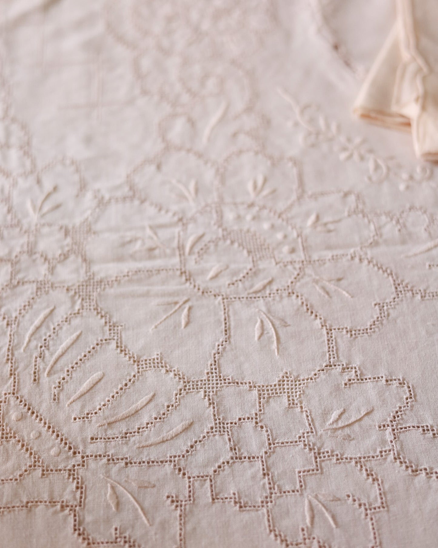 Tovaglia in lino avorio sfilato siciliano e intaglio  con 11 tovaglioli