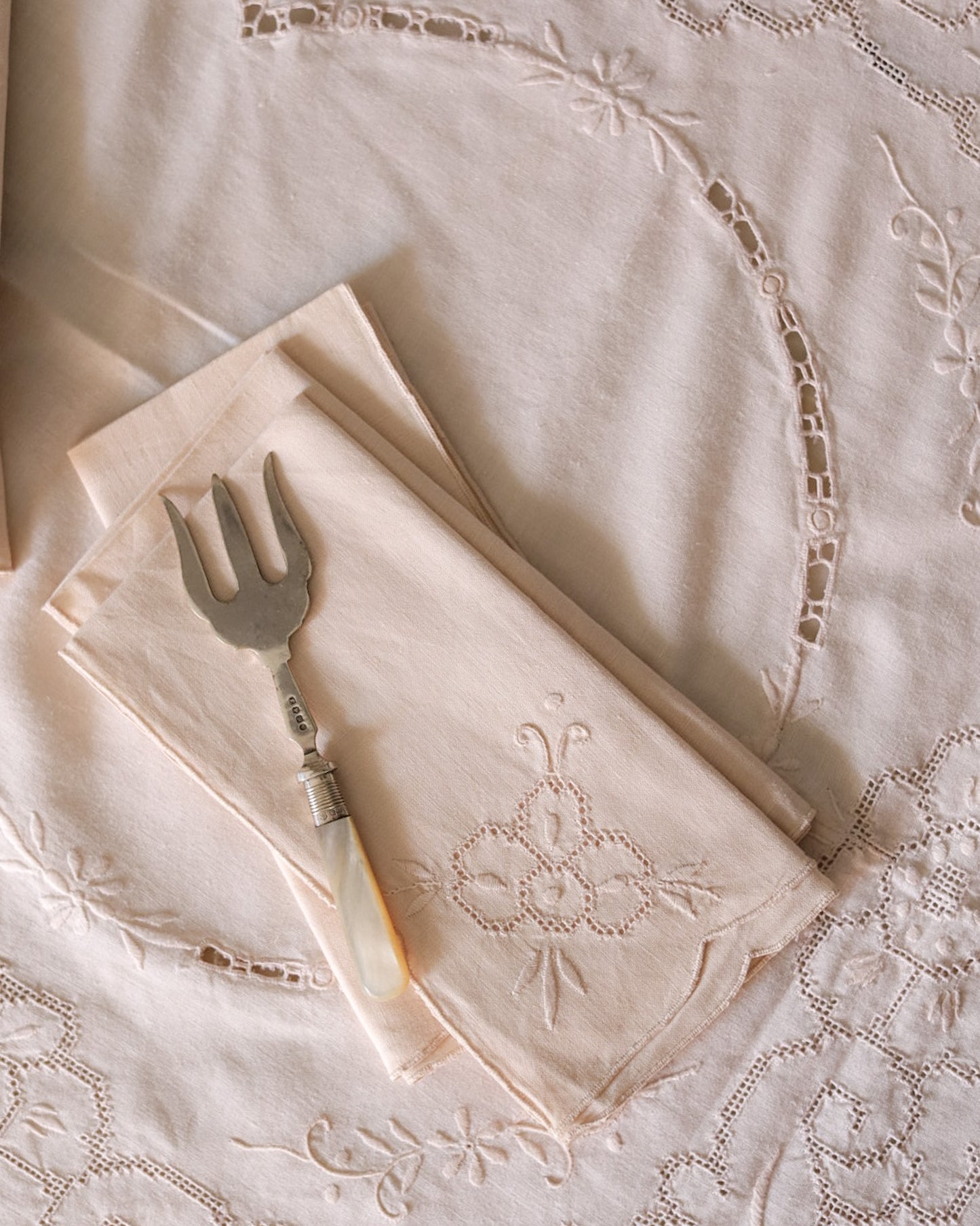 Tovaglia in lino avorio sfilato siciliano e intaglio  con 11 tovaglioli