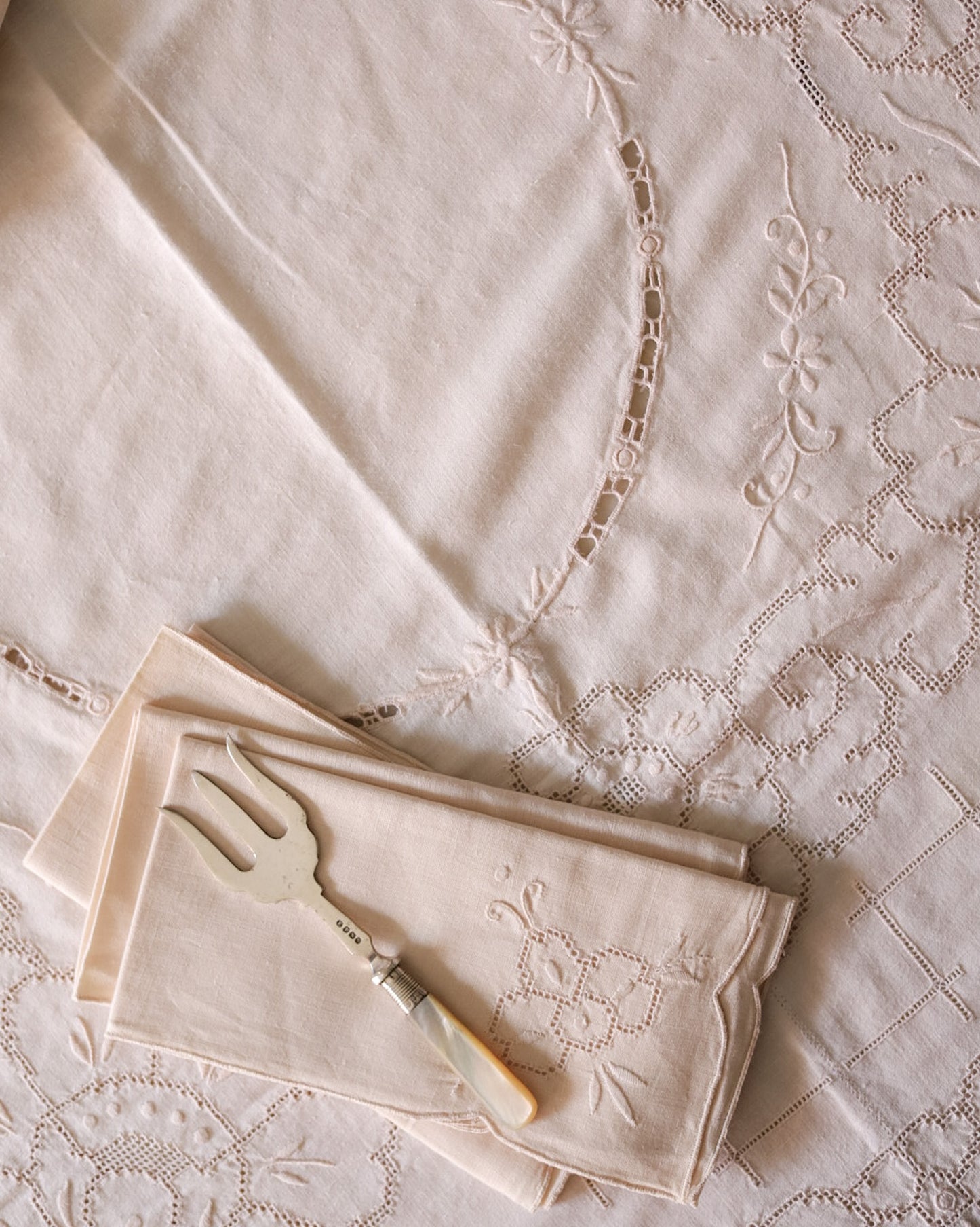 Tovaglia in lino avorio sfilato siciliano e intaglio  con 11 tovaglioli