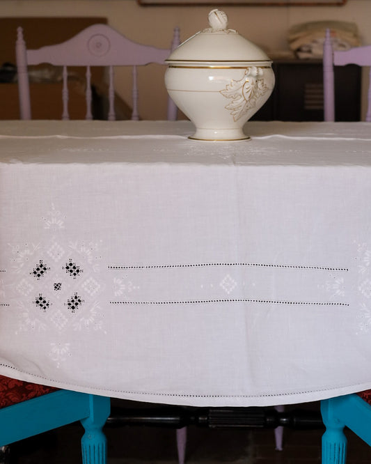 Tovaglia in lino antico con ricamo punto antico e sfilatura