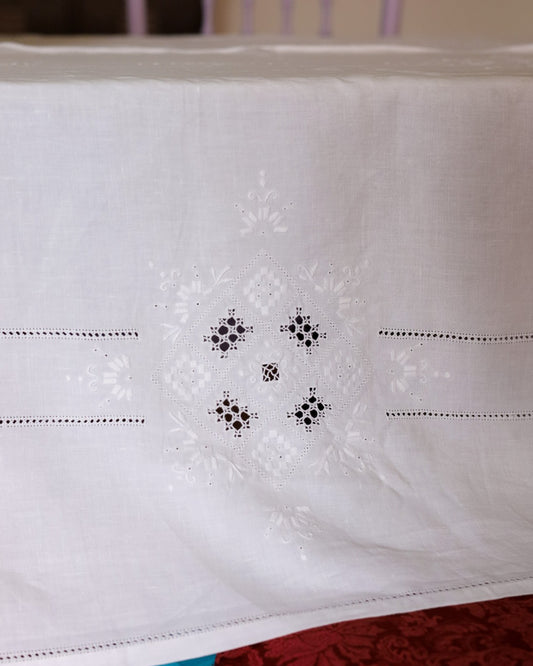 Tovaglia in lino antico con ricamo punto antico e sfilatura