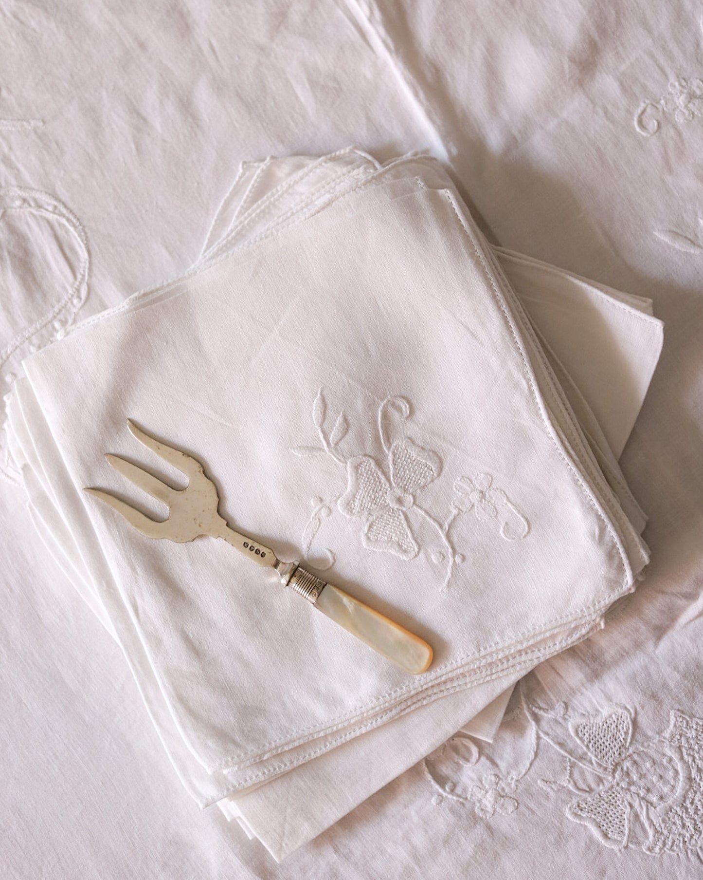 Tovaglia antica in lino bianco con 12 tovaglioli ricamo fiori