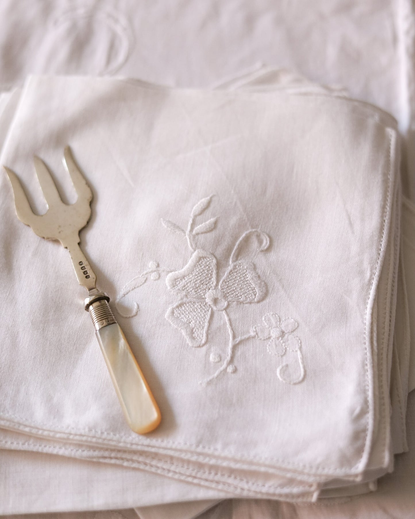 Tovaglia antica in lino bianco con 12 tovaglioli ricamo fiori