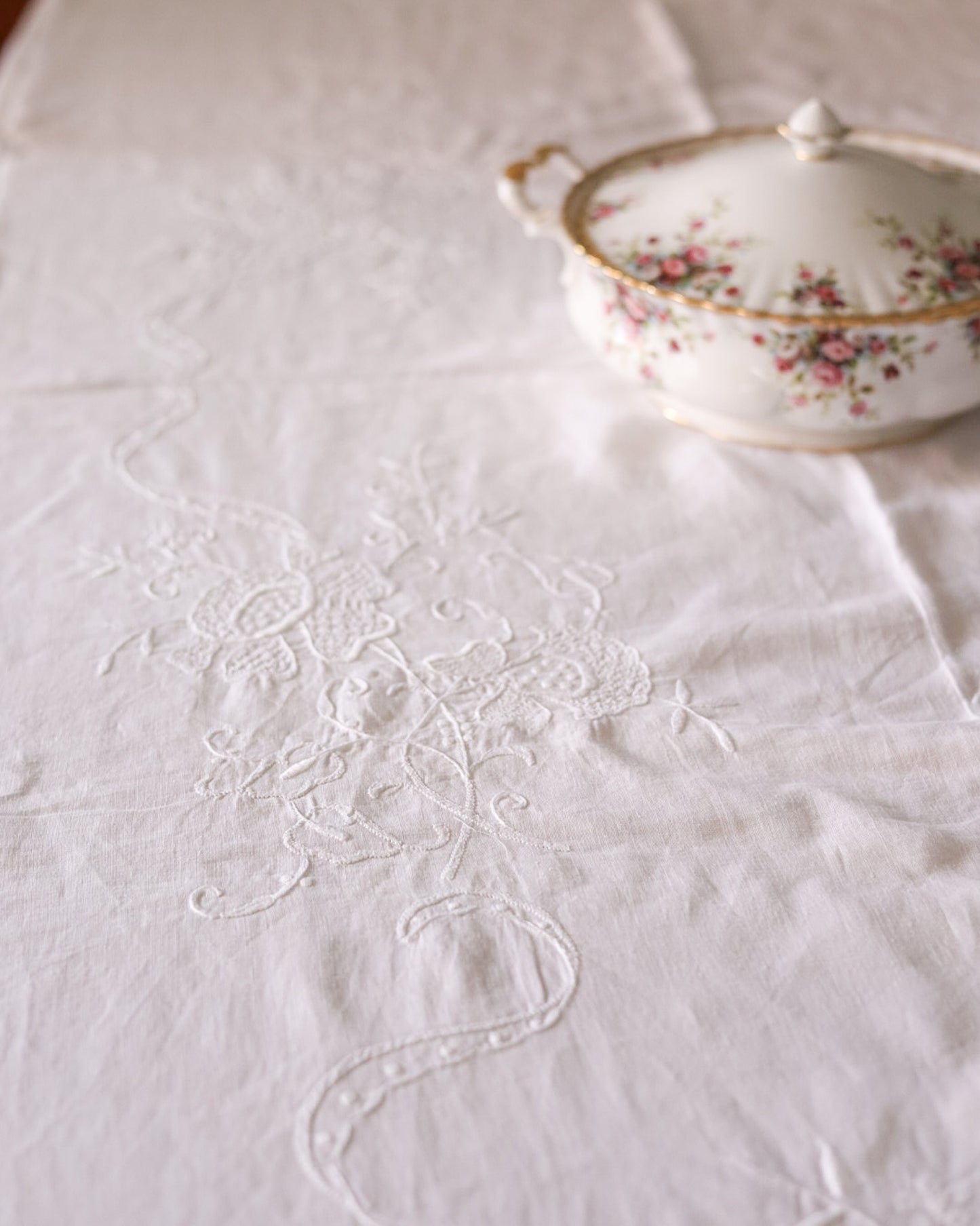 Tovaglia antica in lino bianco con 12 tovaglioli ricamo fiori