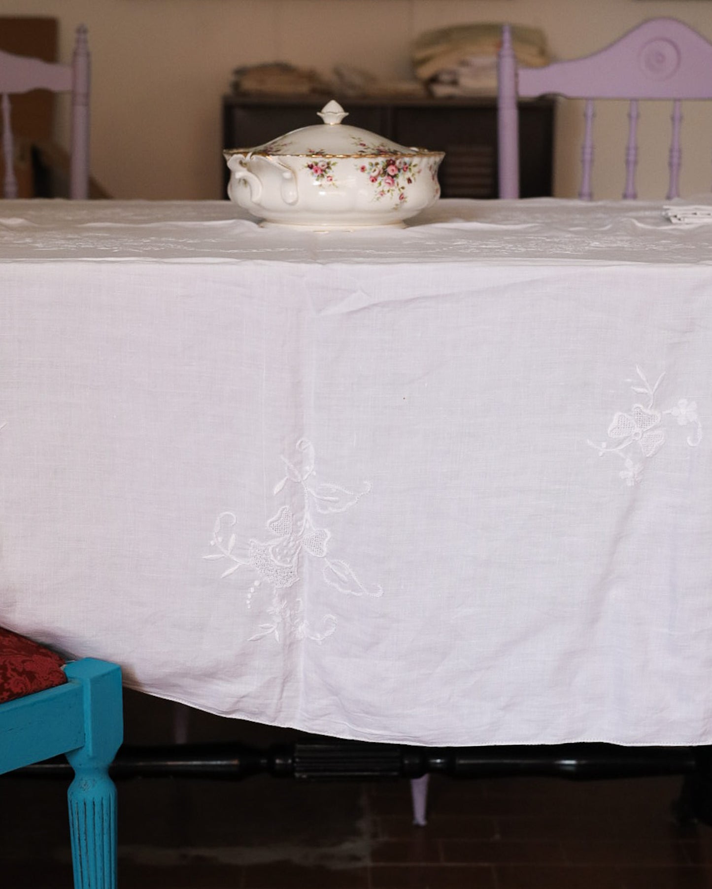 Tovaglia antica in lino bianco con 12 tovaglioli ricamo fiori