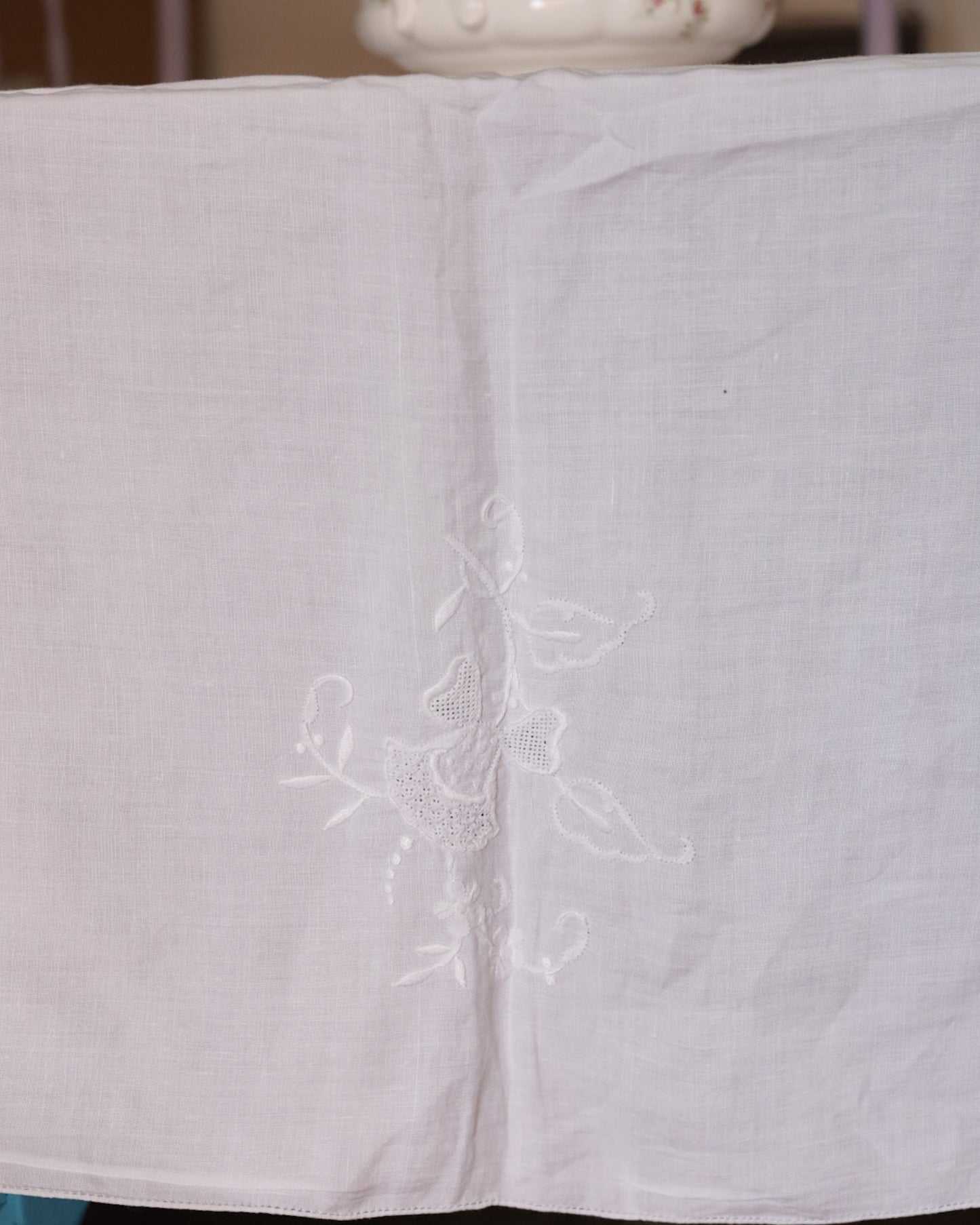 Tovaglia antica in lino bianco con 12 tovaglioli ricamo fiori