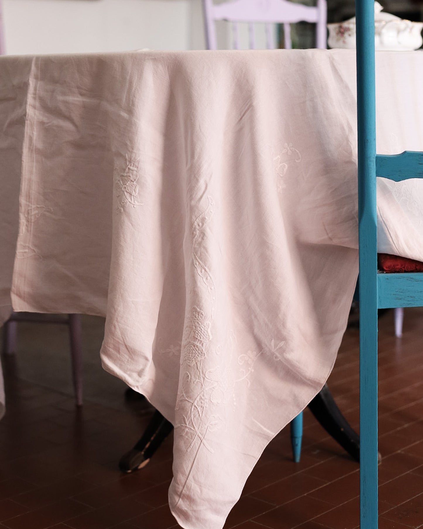 Tovaglia antica in lino bianco con 12 tovaglioli ricamo fiori