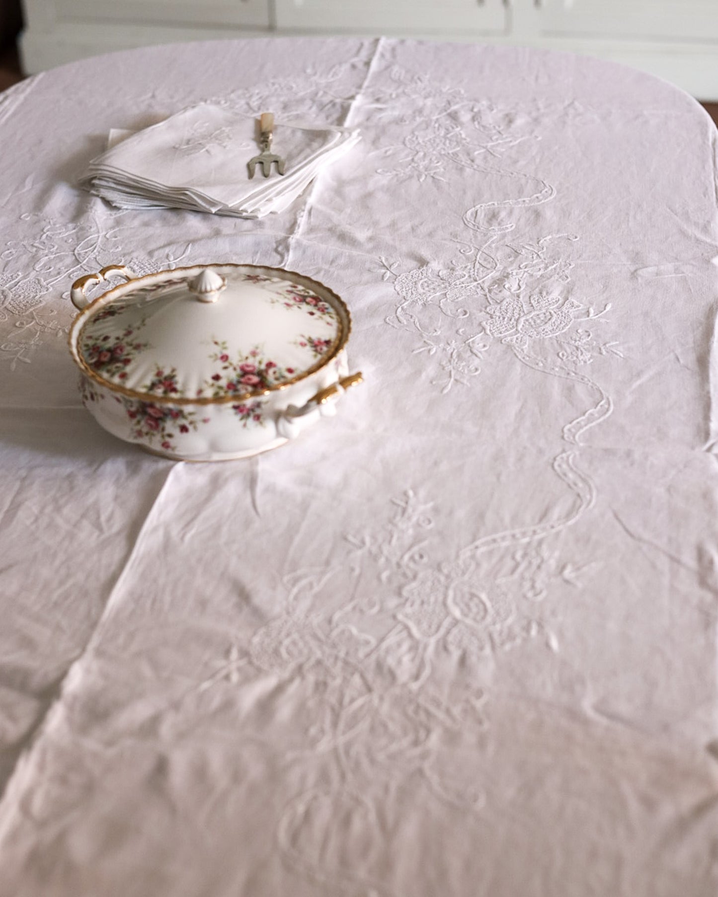 Tovaglia antica in lino bianco con 12 tovaglioli ricamo fiori