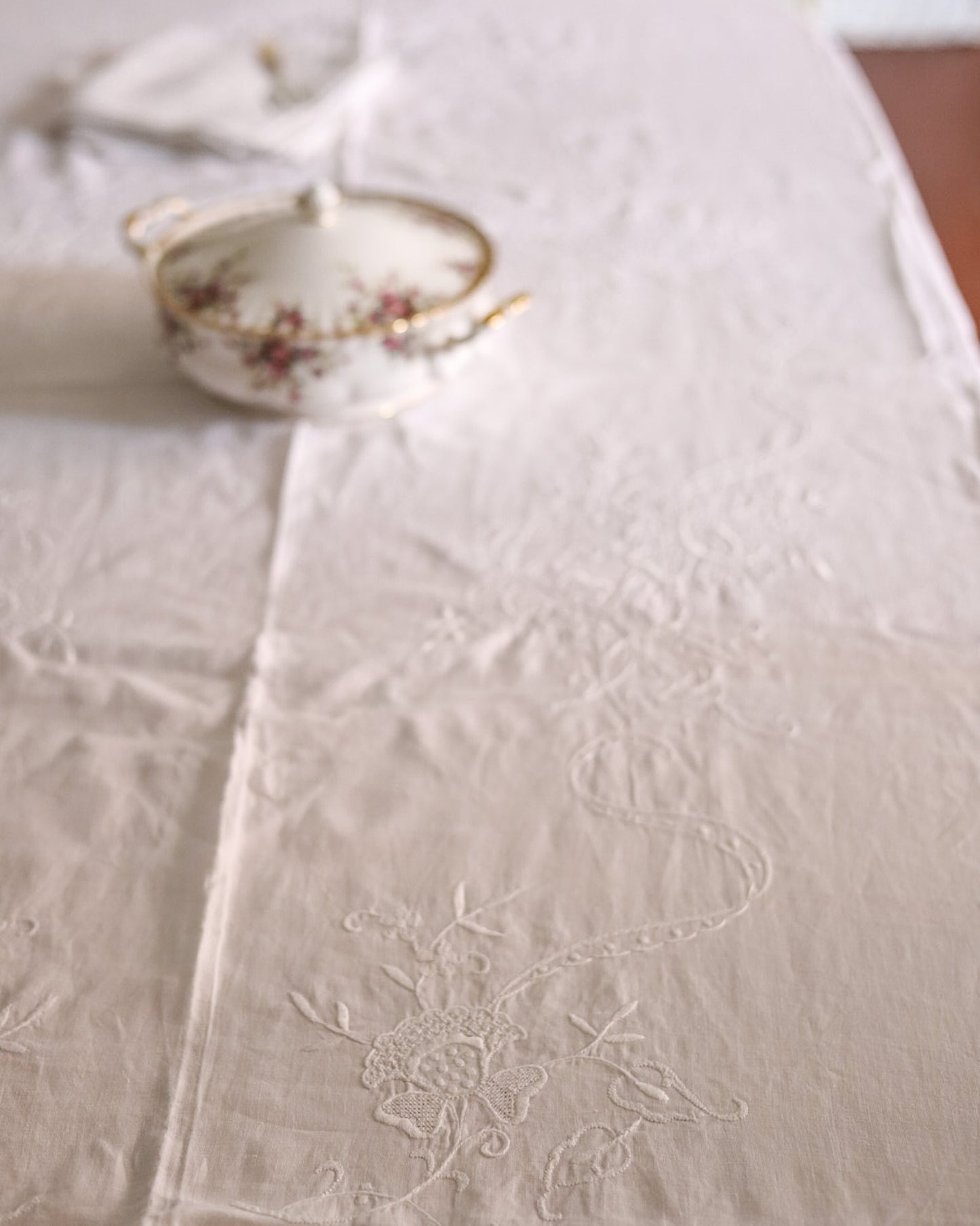 Tovaglia antica in lino bianco con 12 tovaglioli ricamo fiori